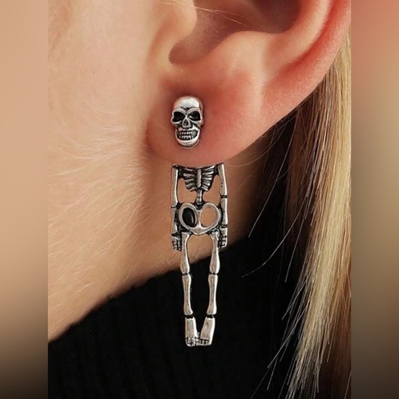 silver tone skull earrings ✨​​​